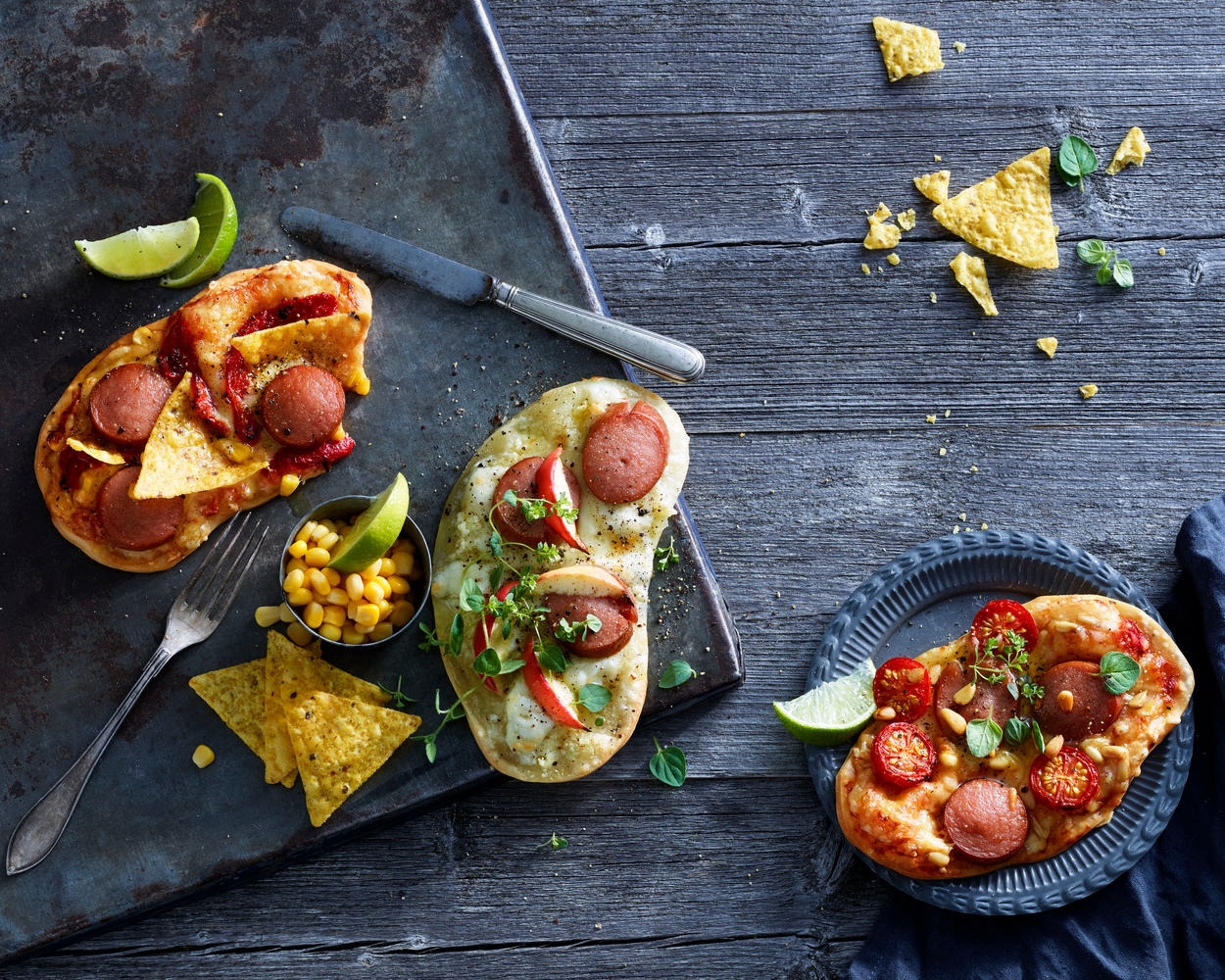 Tre minipizza med kjøttpølse