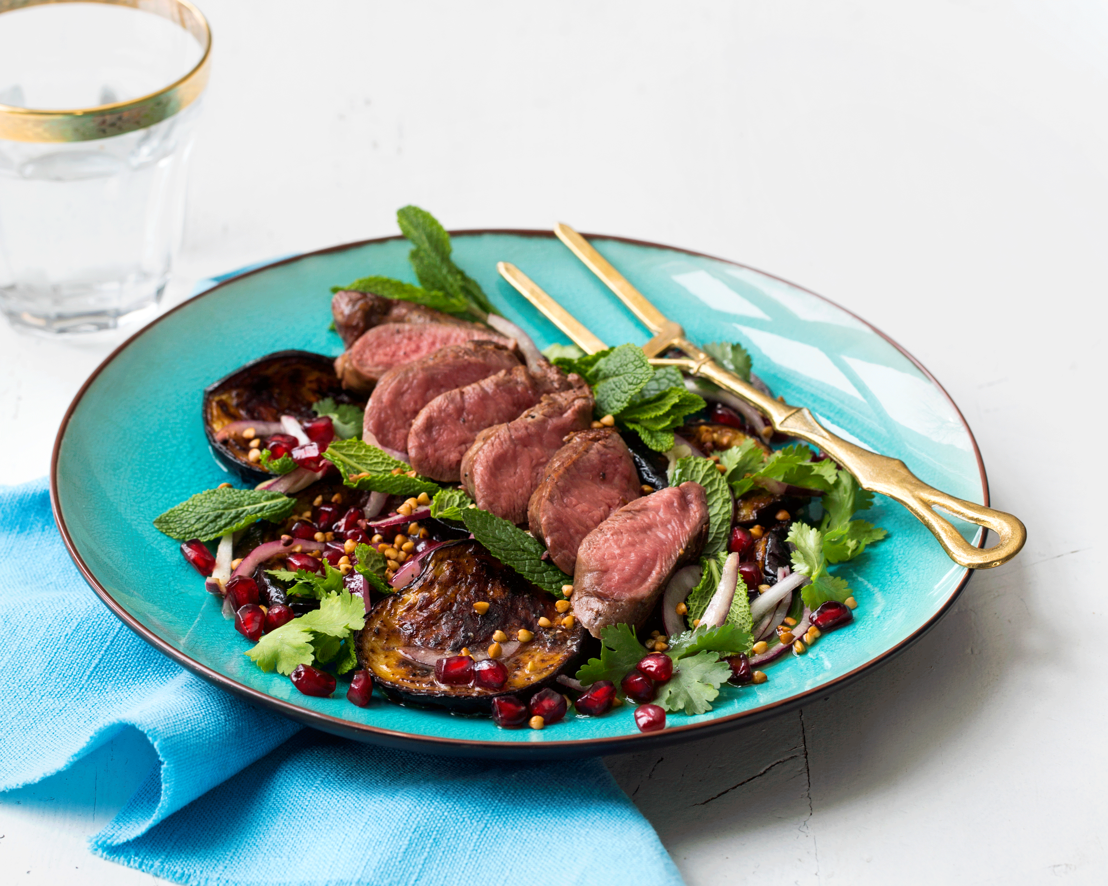 Grillet får indrefilet med salat, bakt aubergine, granateple og poppet bokhvete