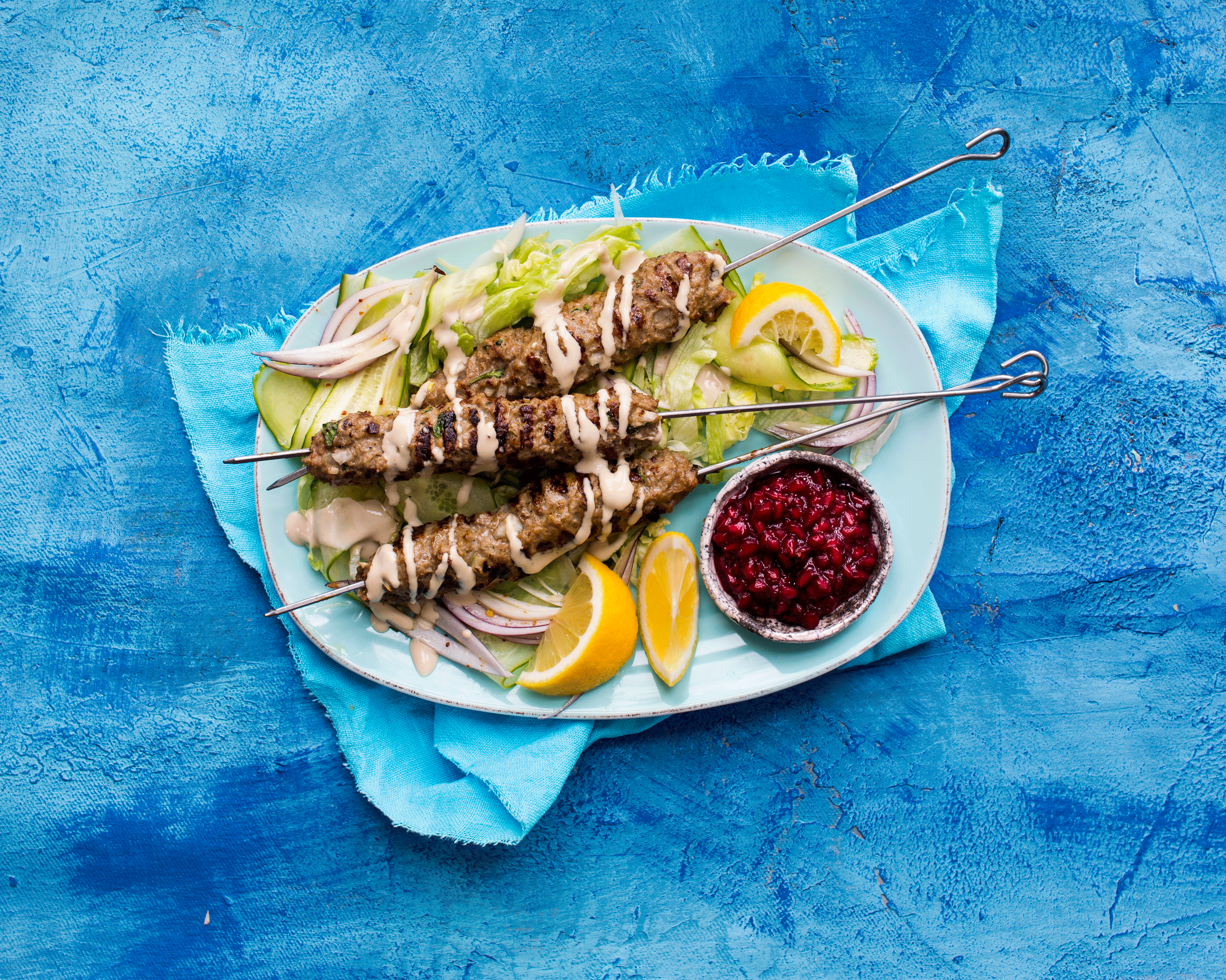 Kebab med tahinidressing og granateplesyltetøy