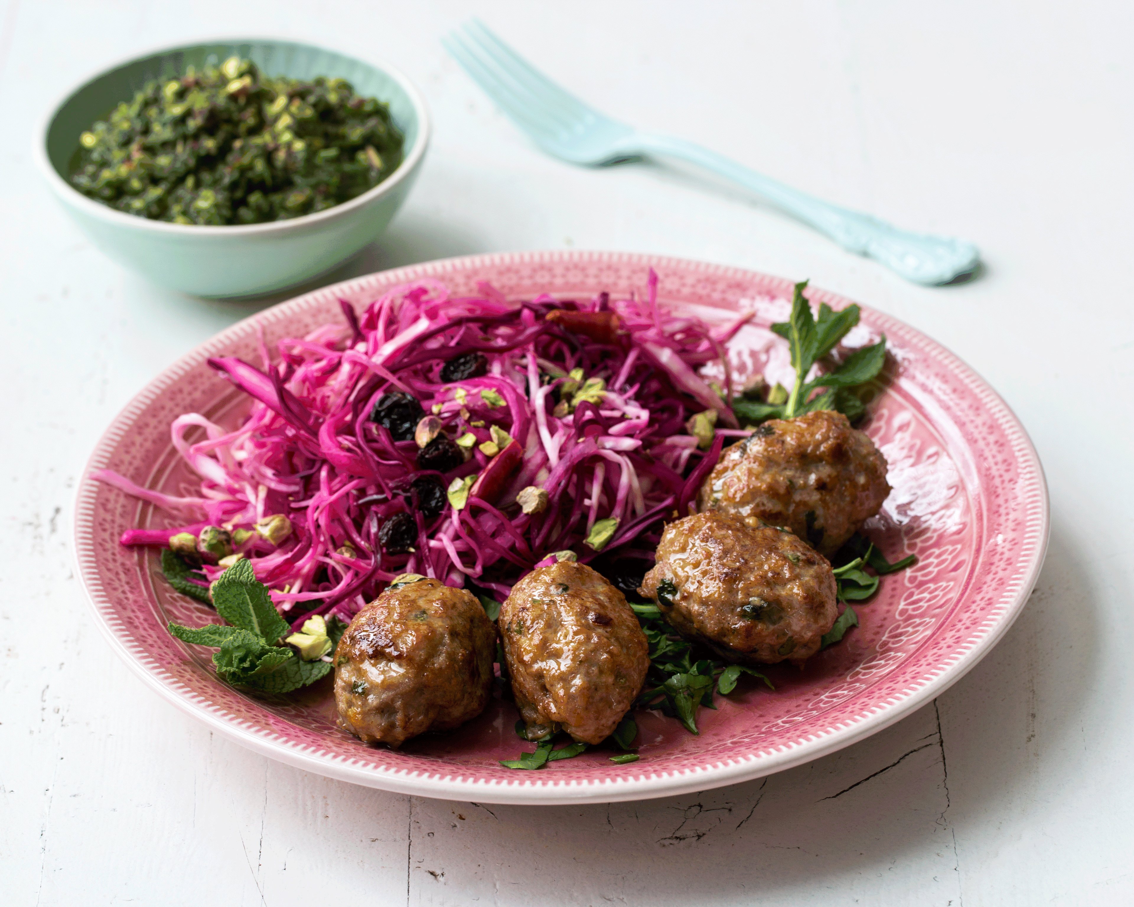 Köfte med marinert kålsalat og pistasjpesto