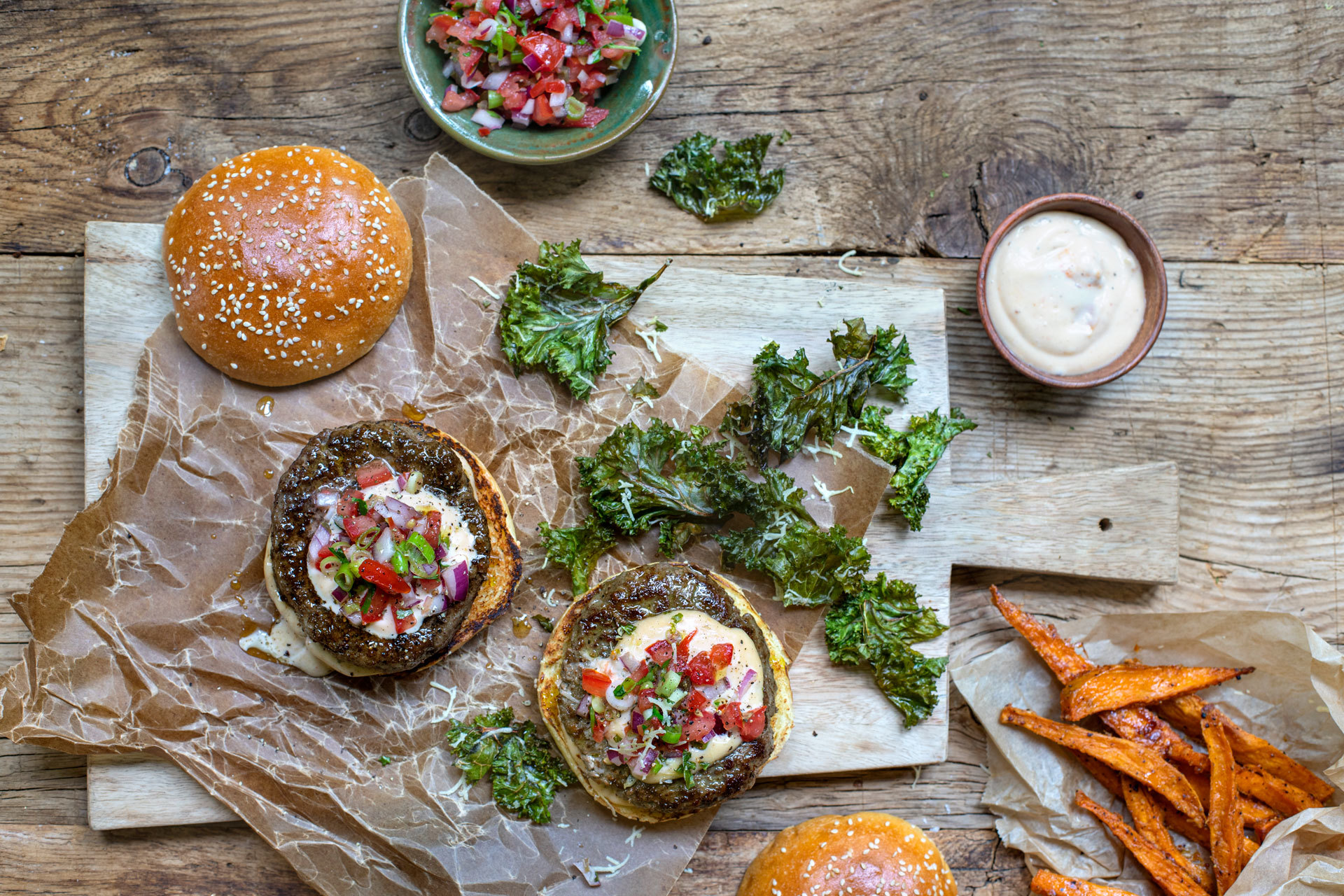 Umami Blend Burger med salsa, søtepotetfries, chipotlemajones og grønnkålchips