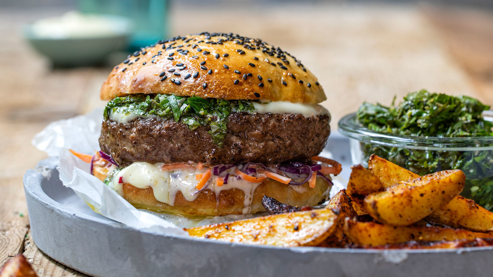 Umami Blend Burger med hjemmebakt burgerbrød, potetbåter, aioli, salsa verde og slaw