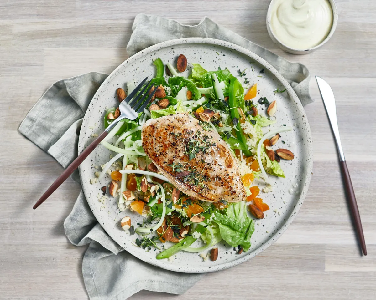 Kyllingfilet med couscous, mandler og aprikos