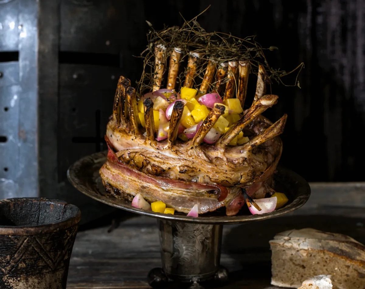 Lammekrone med Eldhusrøkt bacon, beter og rotgrønnsaker