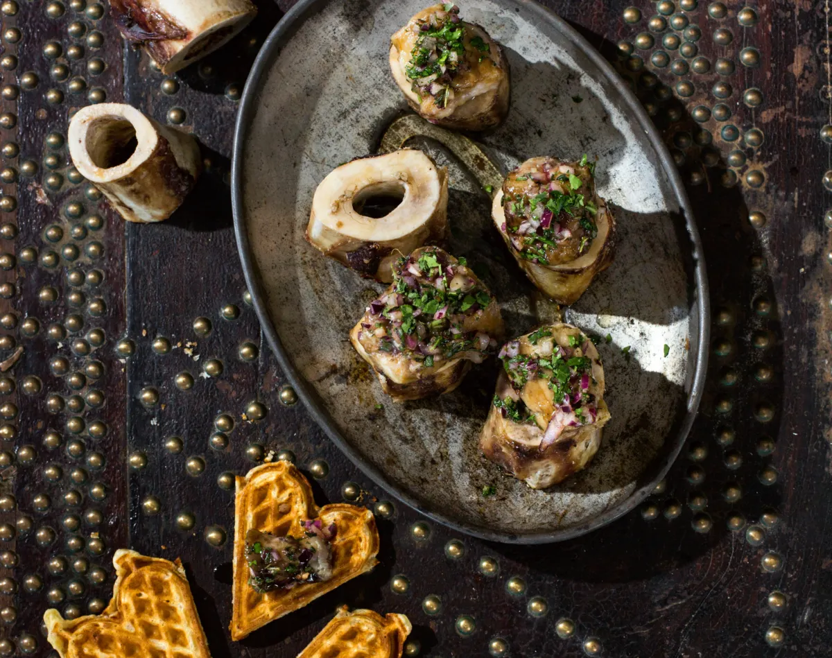 Sotet marg med rødløk, urter og eple beurre blanc