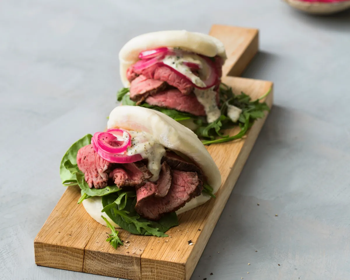 «Steambuns møter roastbiffsmørbrød»: Steambuns med roastbiff, remulade, salat og syltet rødløk