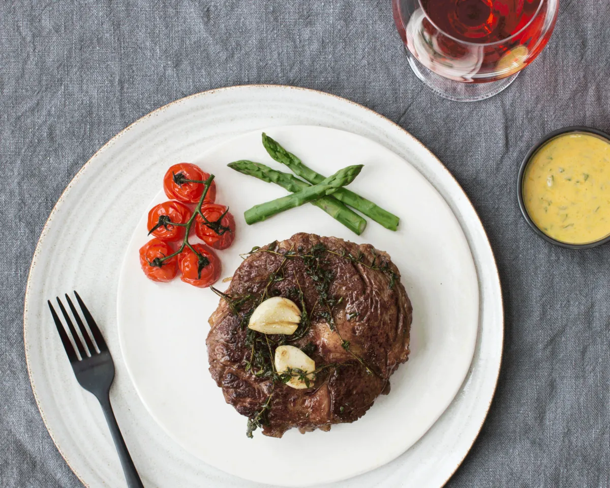 Restaurantentrecôte ”Brasserie-style” med aspargesbønner, bearnaisesaus og bakte tomater