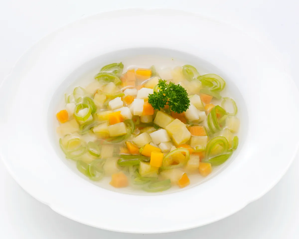 Klar grønnsaksuppe med kuvertbrød