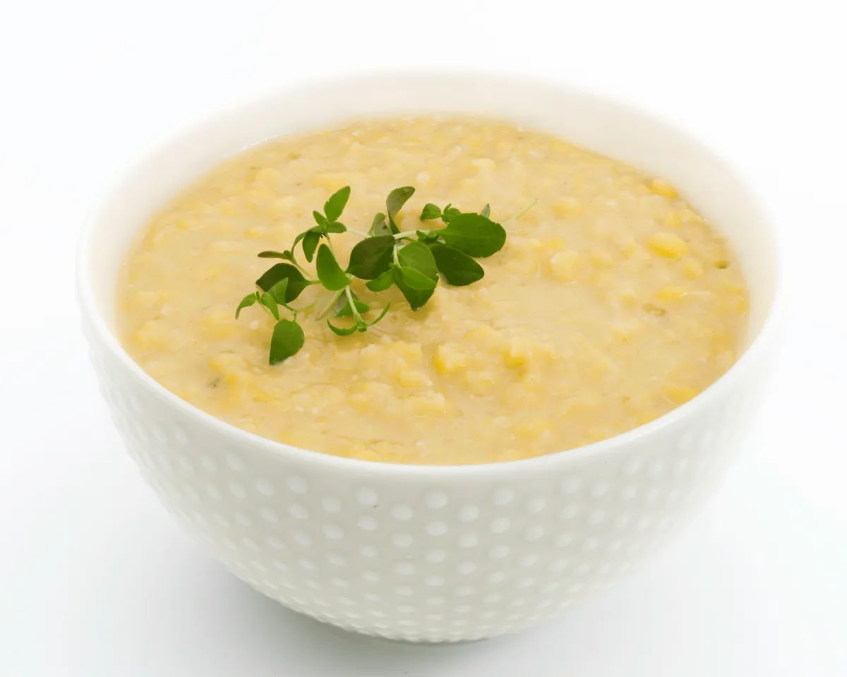 Gul ertesuppe med sennep og urter