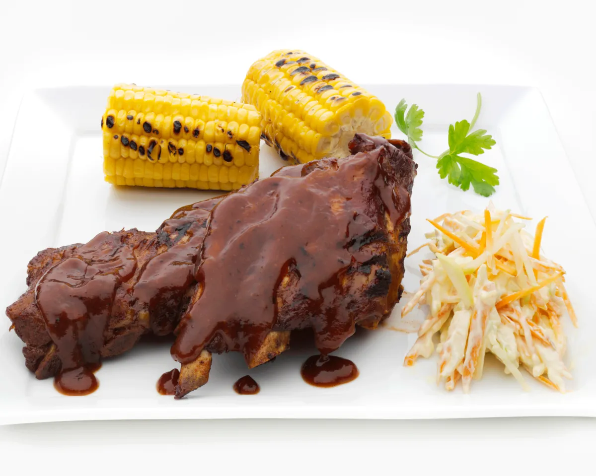 Spareribs med grillet mais og eplecoleslaw