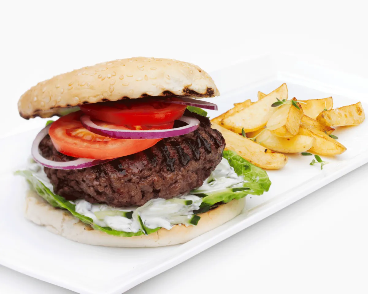 Lammeburger med tzatziki og ovnstekte batpoteter no017444