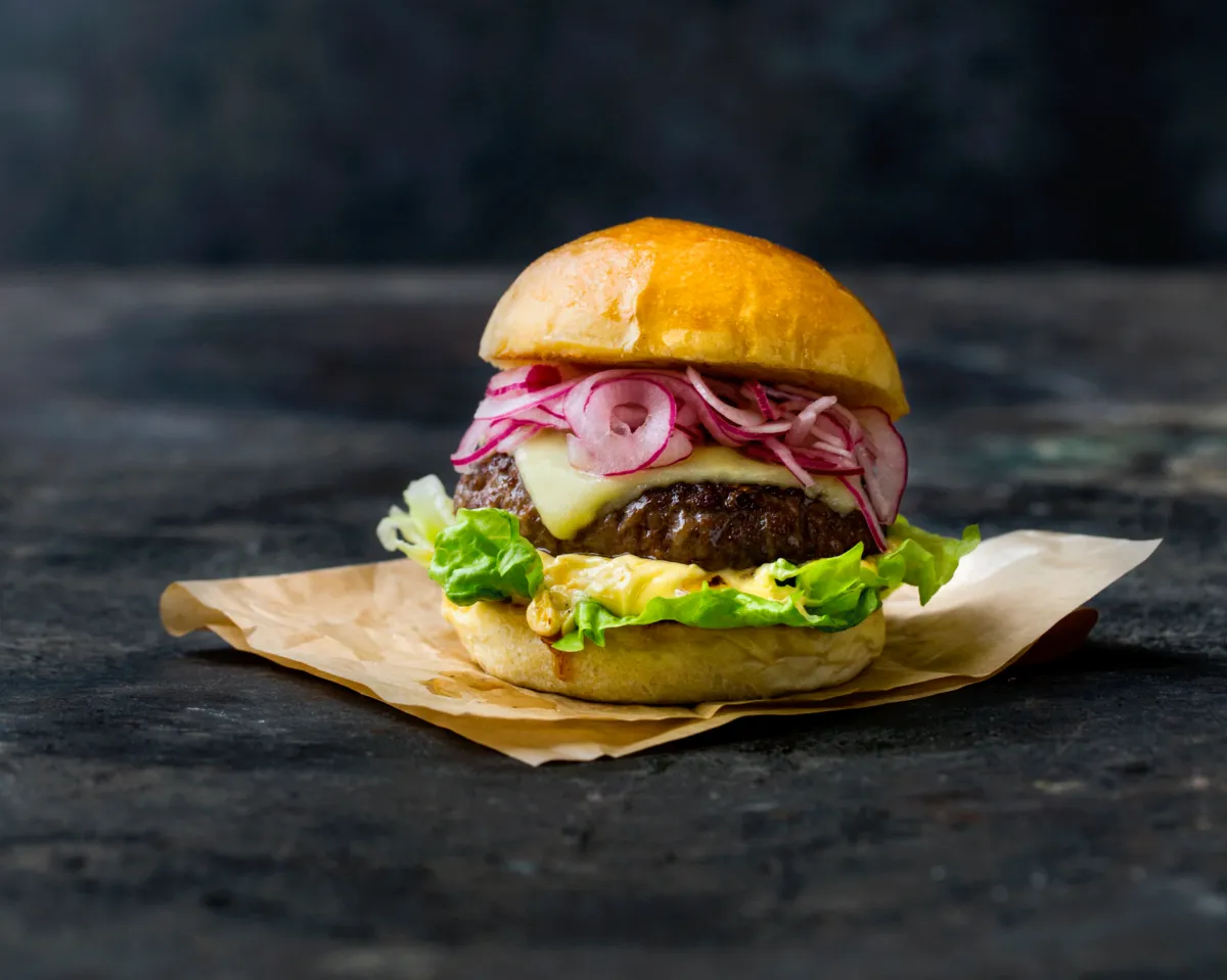 Cheeseburger med trøffelmajones og syltet løk