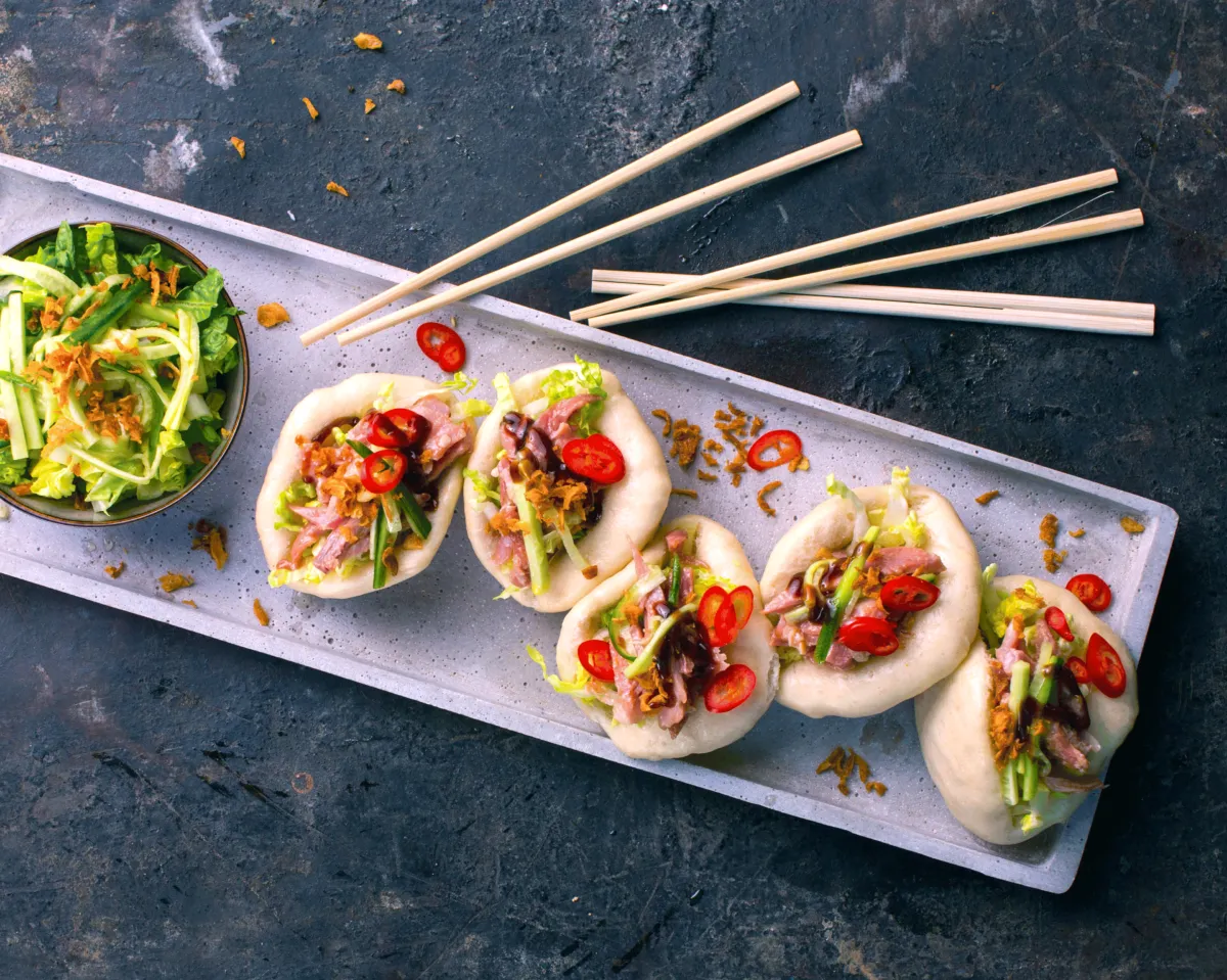 Steambuns med svinenakke, syltet agurk og sprøstekt løk