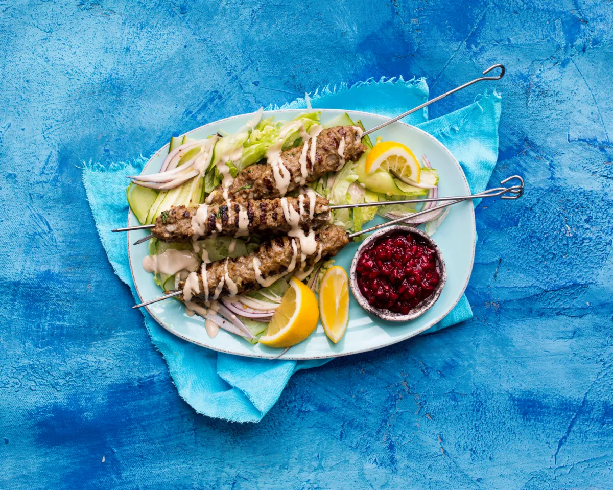 Kebab med tahinidressing og granateplesyltetøy