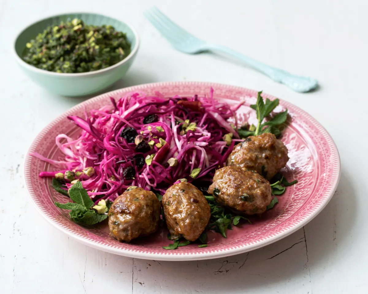 Köfte med marinert kålsalat og pistasjpesto
