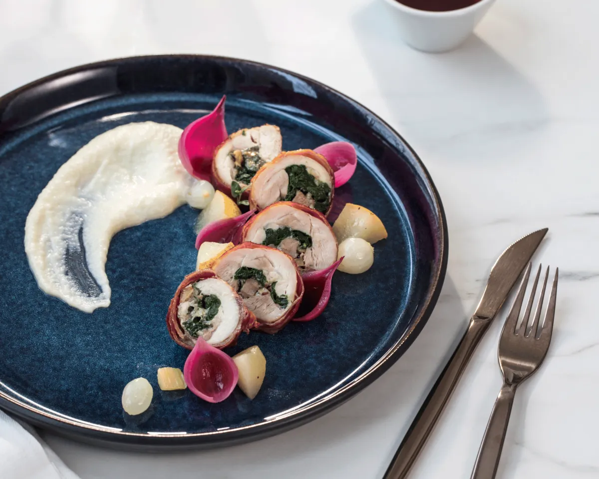 Fylt kyllinglår med spinat og blåmuggost - servert med jordskokkpuré, syltede pærer og demi glaze