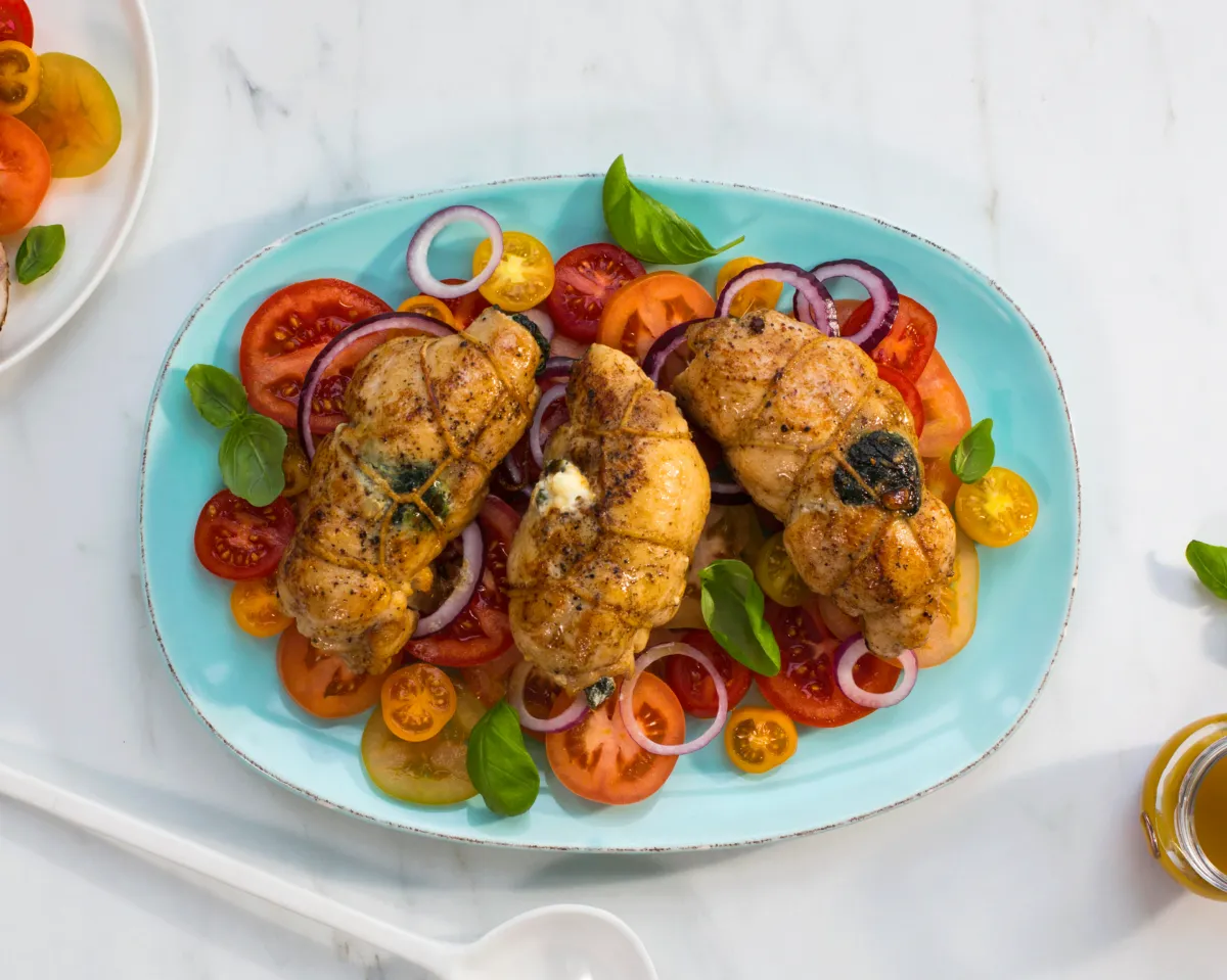 Fylt kyllinglår med spinat og tomatsalat