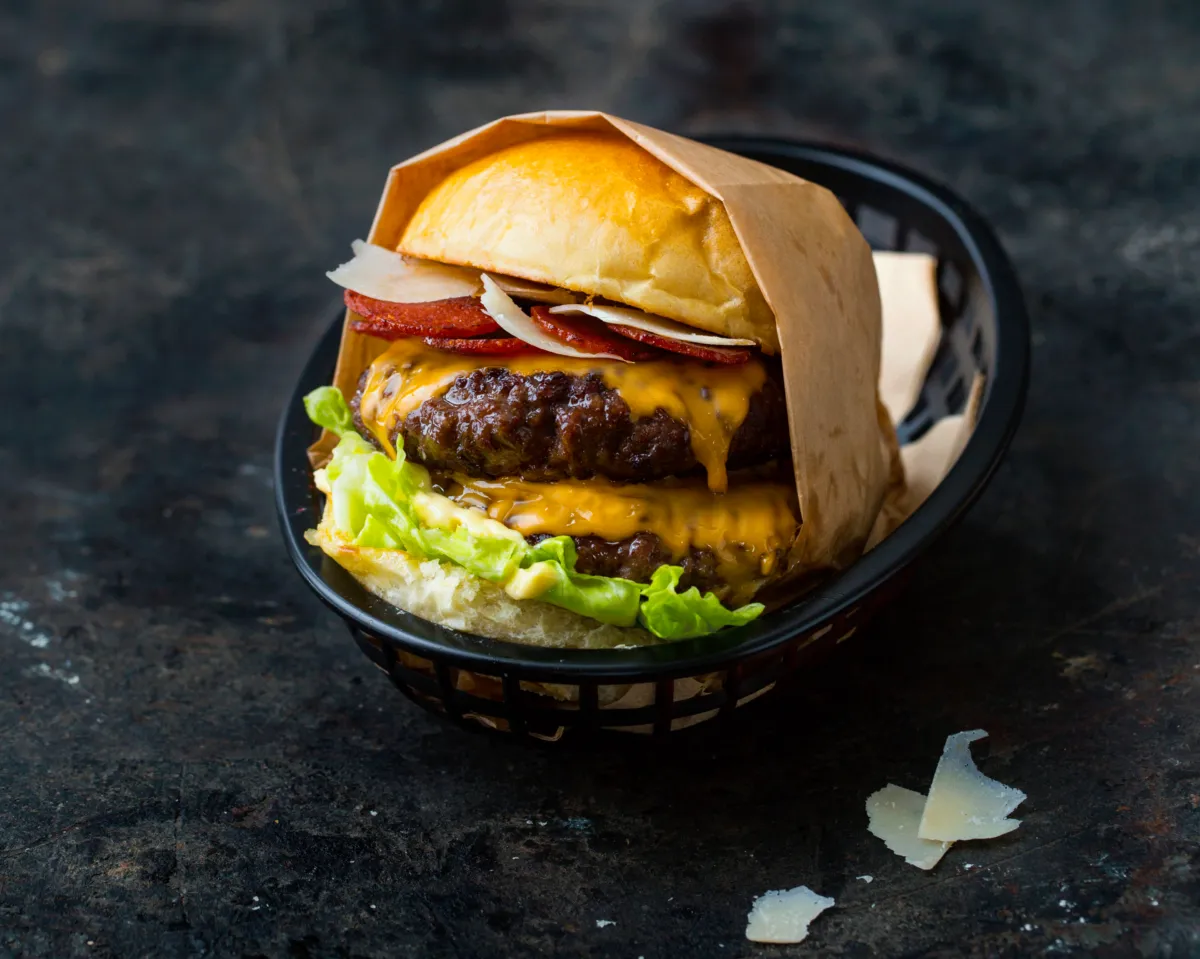 Dobbel cheeseburger med sprøstekt chorizo