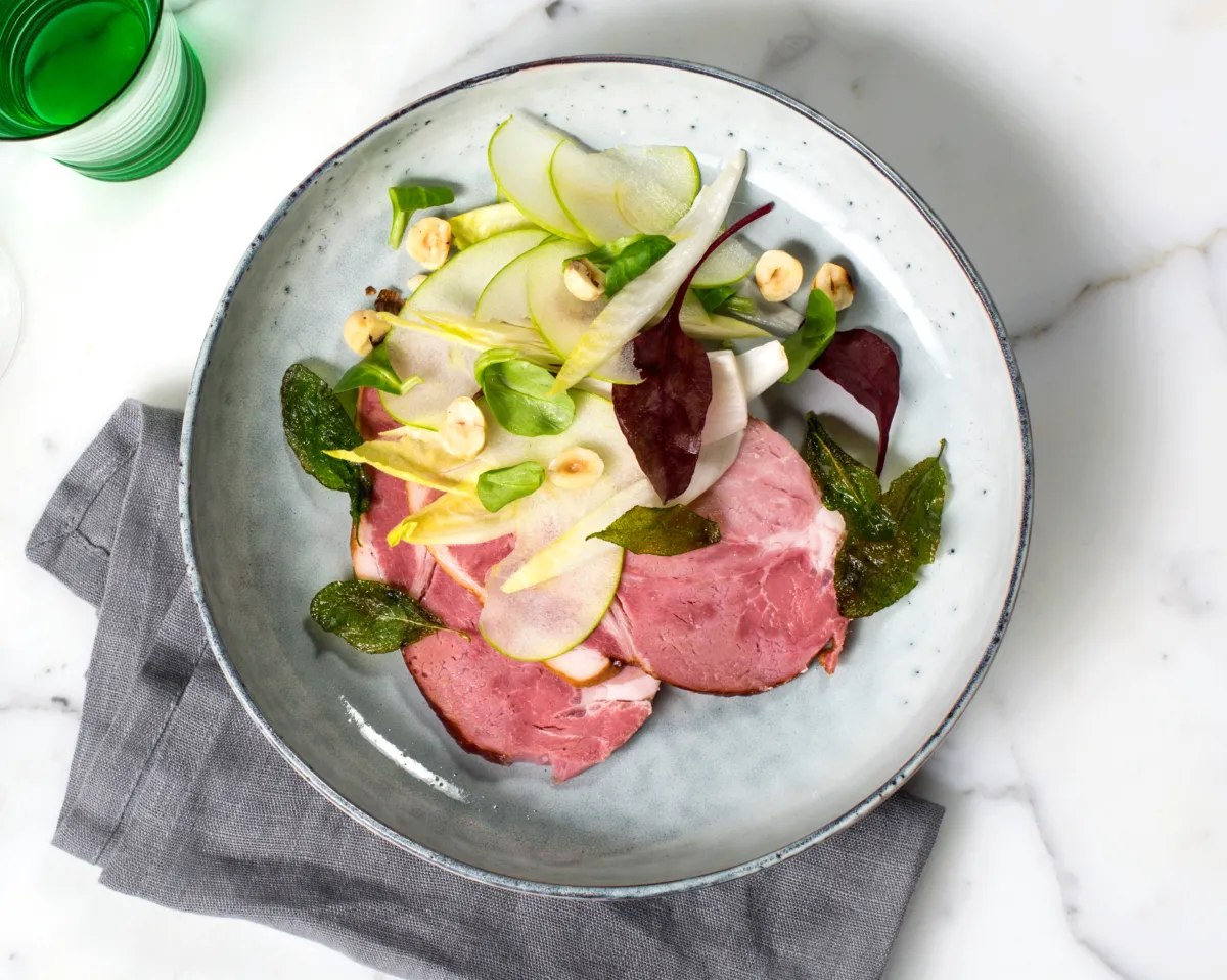 Røkt svin filetkam med eple- og endivesalat og salviesmør-saus