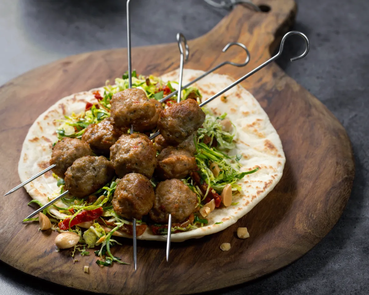 Spanske kjøttboller med rosenkålsalat i pita