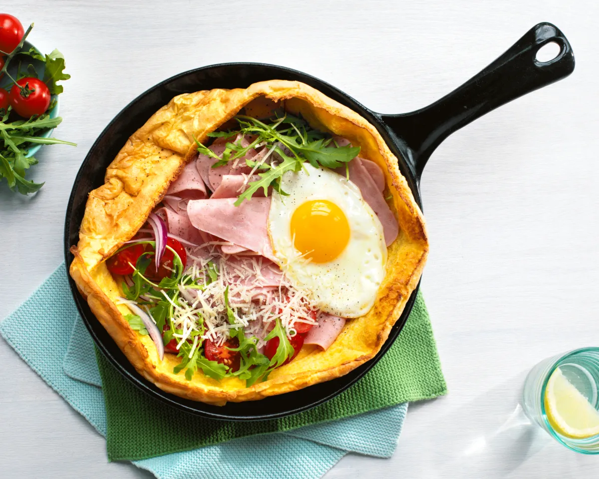 «Dutch baby pancake» med skinke og egg