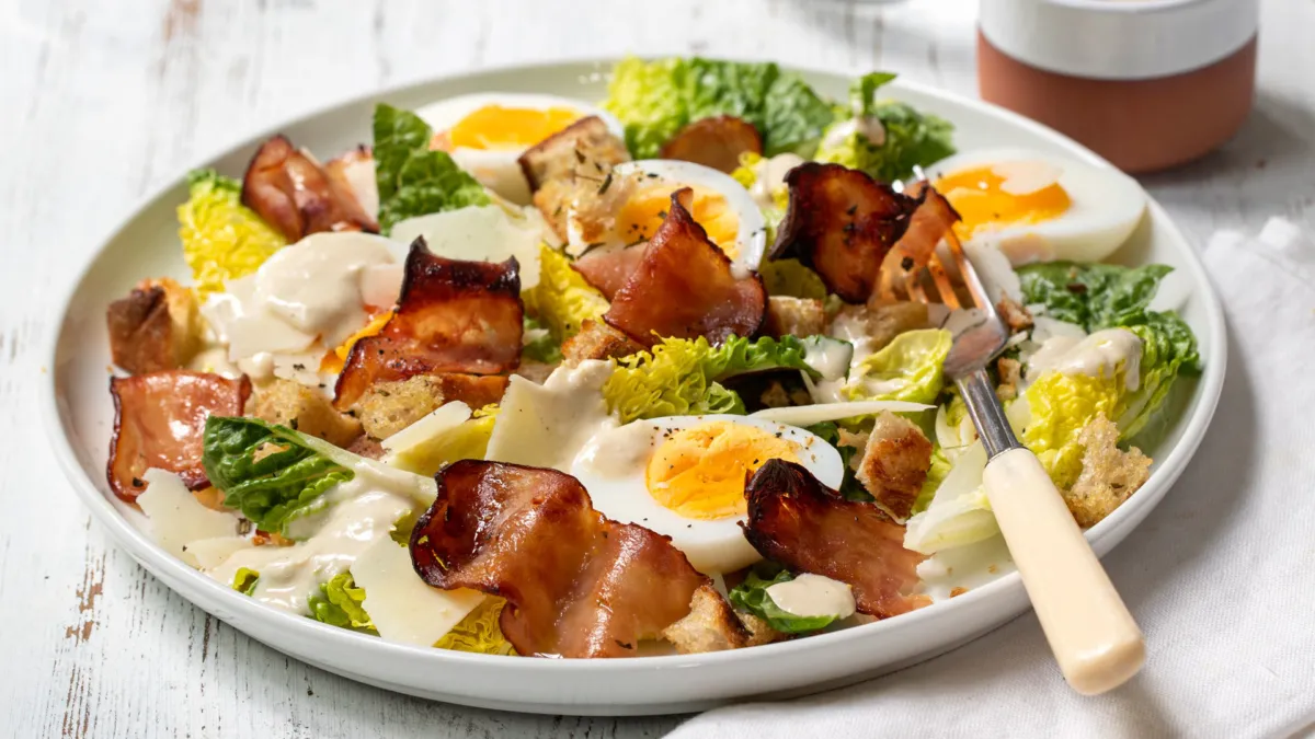 Cæsarsalat med kyllingbacon og egg