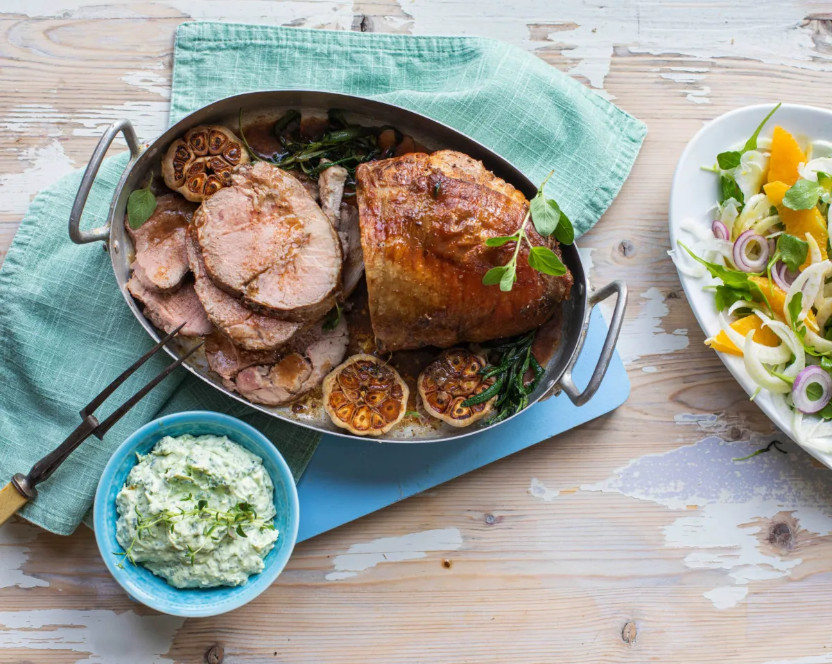 Lammestek med appelsin- og fennikelsalat med fetakrem