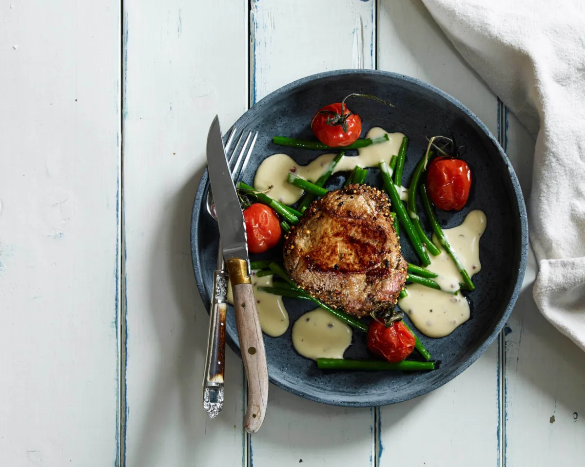 Pepperbiff av kalv med bakt potet og peppersaus