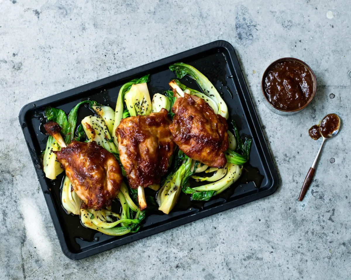 Pigwings med asiatisk bbq-saus og braisert pak choy
