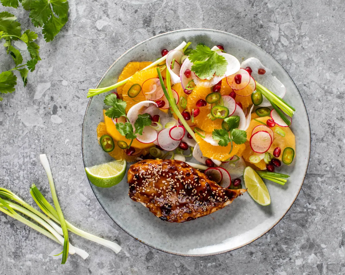 Glasert kyllingfilet med sharon-, appelsin- og fennikelsalat