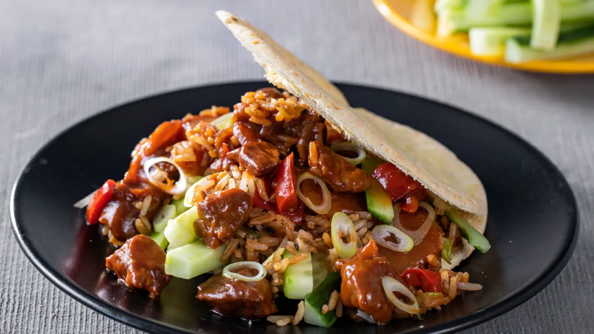 Ajour kantonesisk gryte fried rice i pitabrød