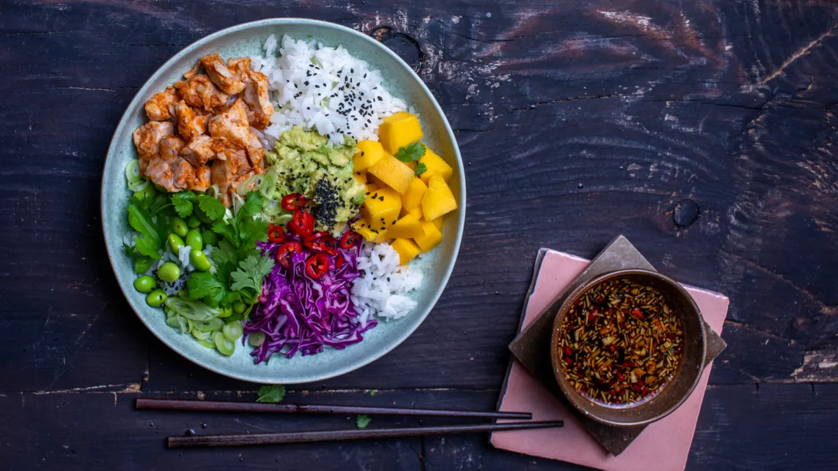 Pokébowl med kylling salatkjøtt