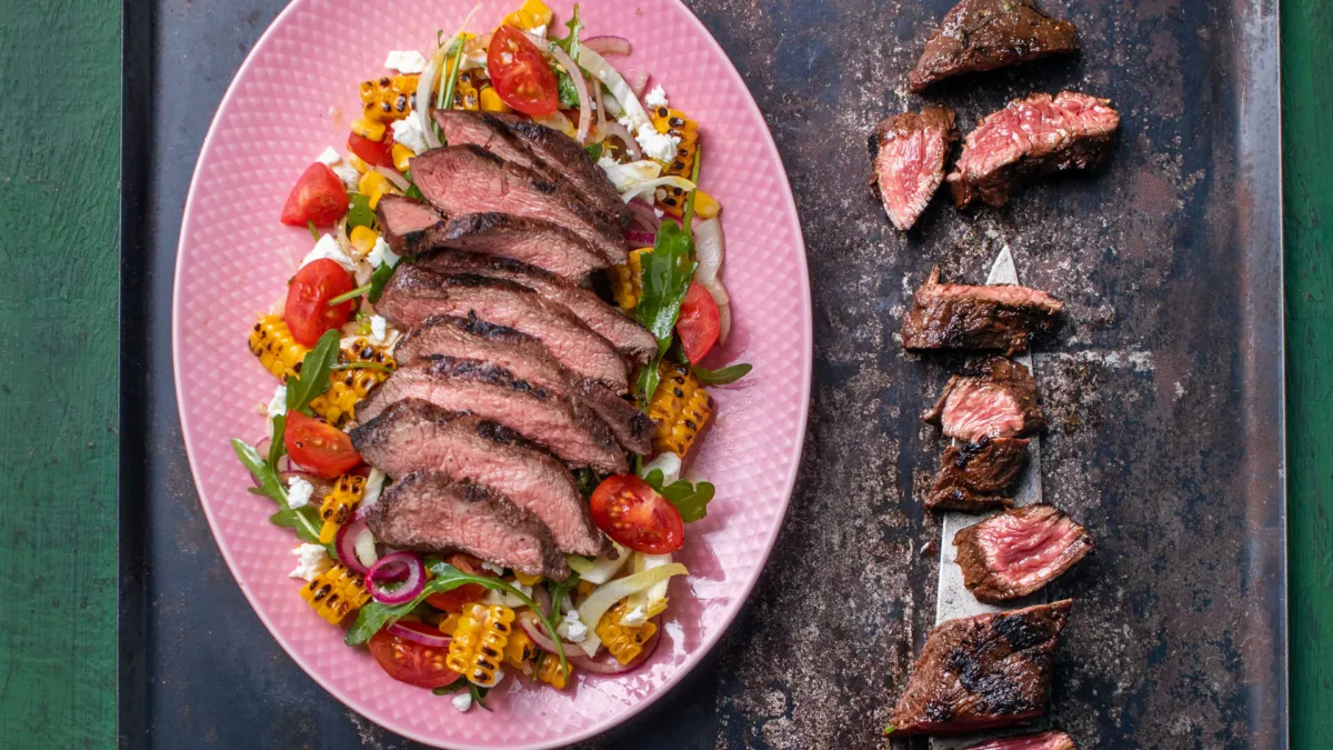 Flat iron steak med grillet maissalat og slakterbiff