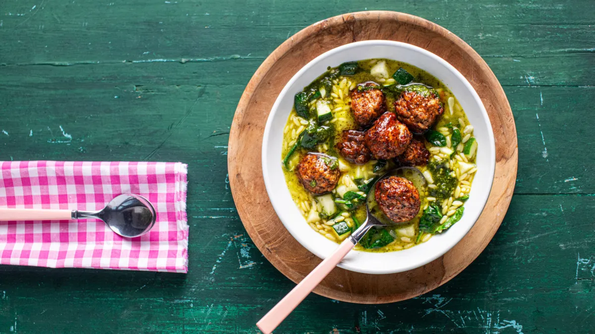 Suppe med italienske kjøttboller squash orzo og spinat