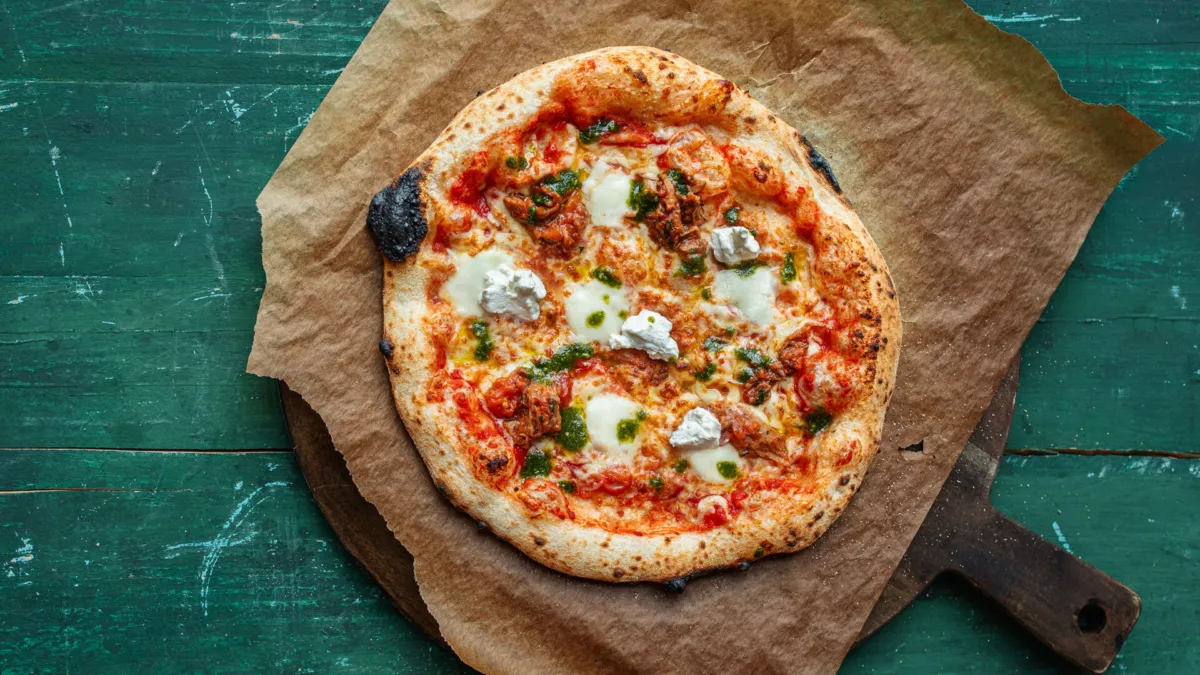 Pizza med kalveragu ricotta og pesto 3