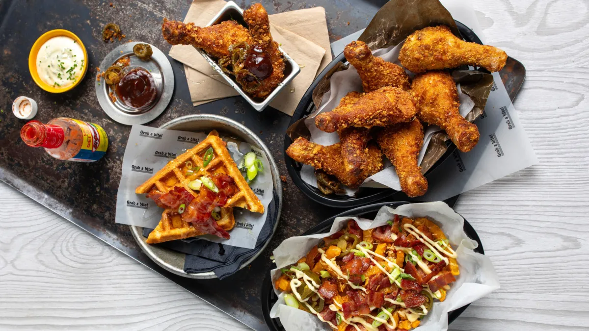 Prior Crispy drumsticks med fries dip og waffles