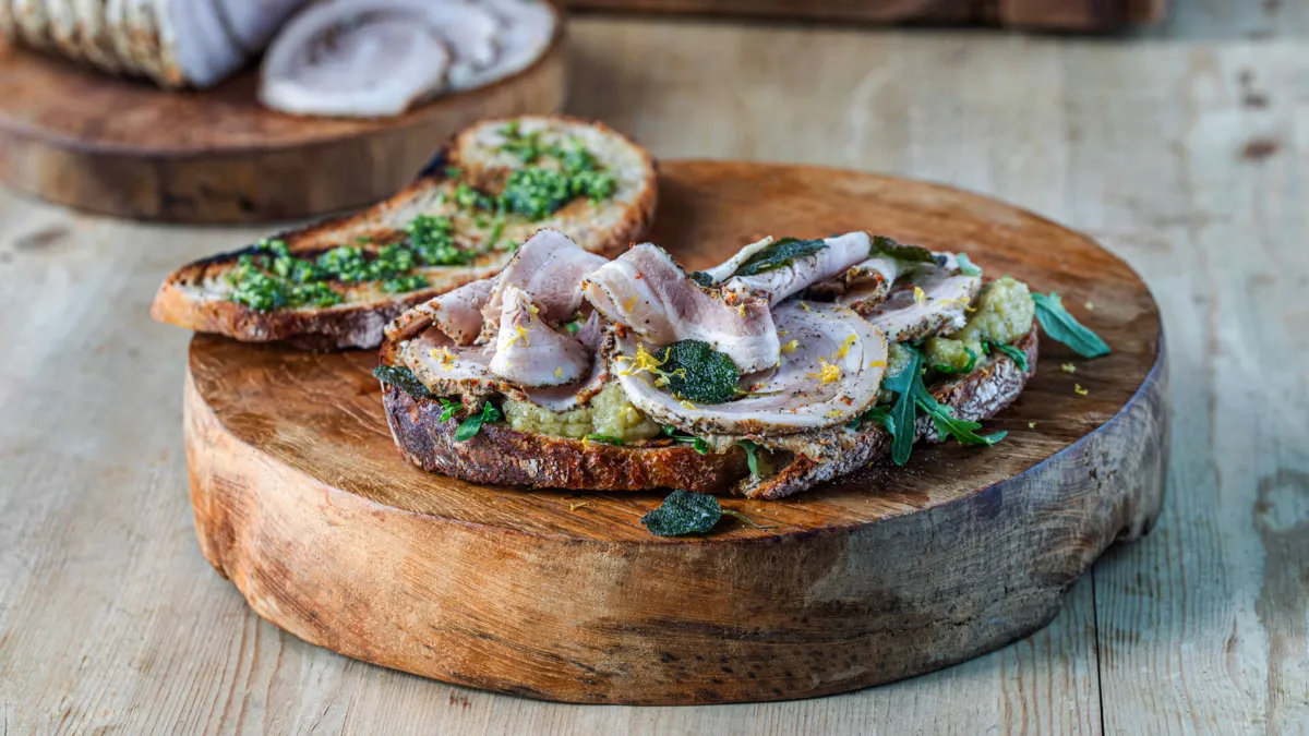 Gilde Porchetta sousvidekokt på ristet landbrød med auberginepuré fritert salvie og sitronzest