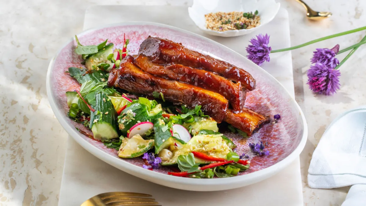 Gullkalv Bacckribs sticky glace smasched agurksalat C34 A9250