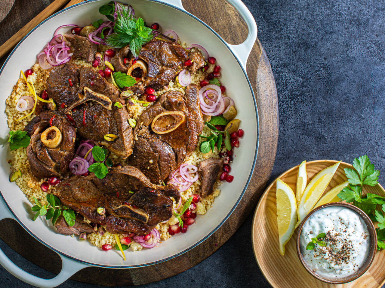 Kokrakni yalayotgan erkakning fotosurati