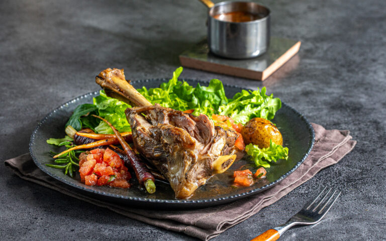 Bogknoke av ungsau tomatconcass salat og grillede gulrøtter