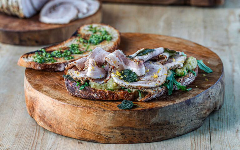 Gilde Porchetta sousvidekokt på ristet landbrød med auberginepuré fritert salvie og sitronzest