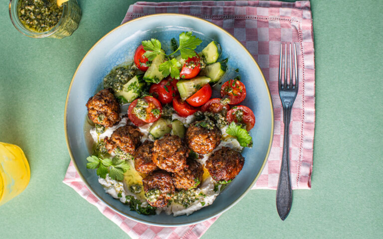 Kjøttboller med tomatsalat salsa verde og ricottakrem