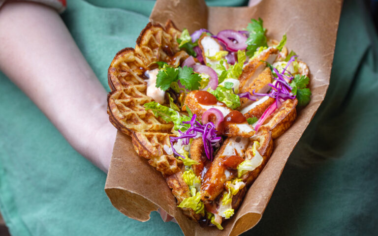 Lunsjvaffel med Diablo Tender hjertesalat syltet rødløk hoisinsaus og srirachamajones hender