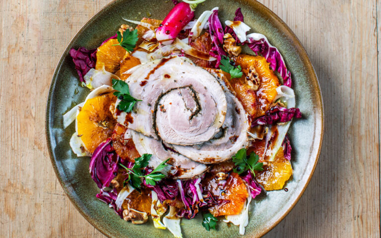 Salat med porchetta fennikel appelsin valnøtter og radicchio