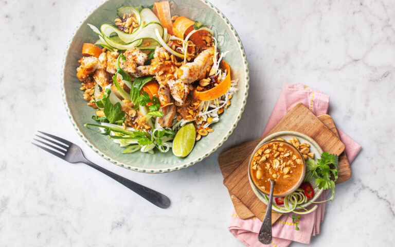 Salat med strimlet kyllingfilet og peanøttdressing