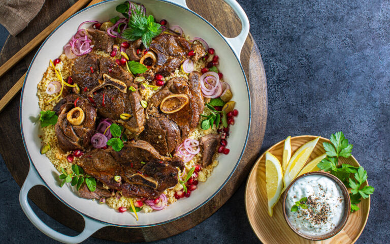 Skivet bog av ungsau med spisskummen chili og couscous
