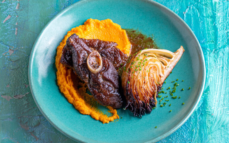 Ungsau bog i skiver braisert kål sjysaus og confitert hvitløk gulrotpure