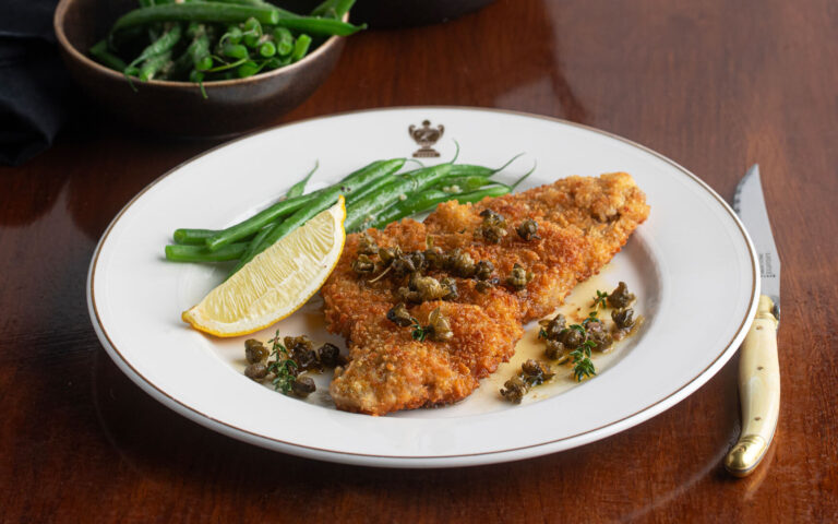Wienerschnitzel med brunet ansjos sitrontimiansmør fritert kapers aspargesbønnesalat