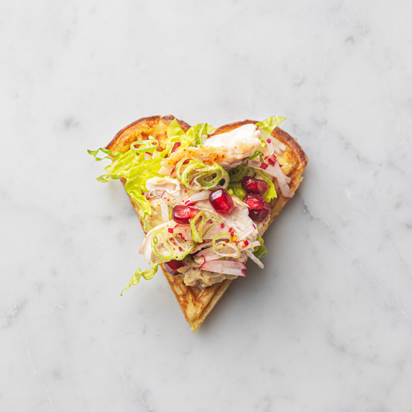 1 Lunsjvaffel med Kylling hummus vårløk granateple
