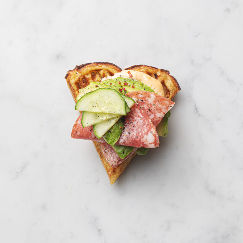 2 Lunsjvaffel med Salami Siliana og avokado